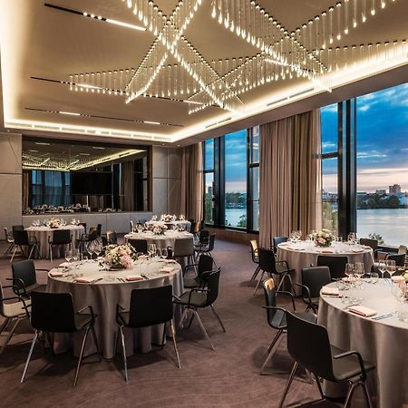 เลอ เมริเดียน ฮัมบวร์ค Hotel ฮัมบูร์ก ภายนอก รูปภาพ The Riverfront Ballroom