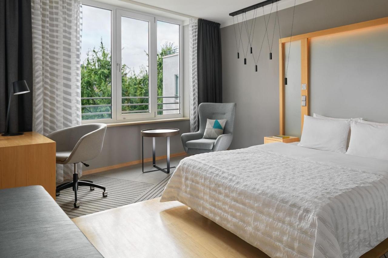 เลอ เมริเดียน ฮัมบวร์ค Hotel ฮัมบูร์ก ภายนอก รูปภาพ A guest room at the Sheraton Berlin