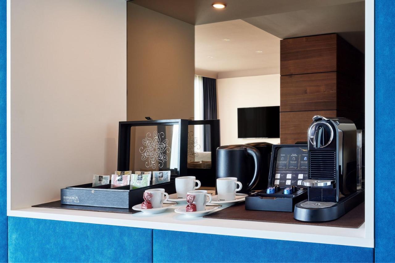 เลอ เมริเดียน ฮัมบวร์ค Hotel ฮัมบูร์ก ภายนอก รูปภาพ A Nespresso machine in a hotel room