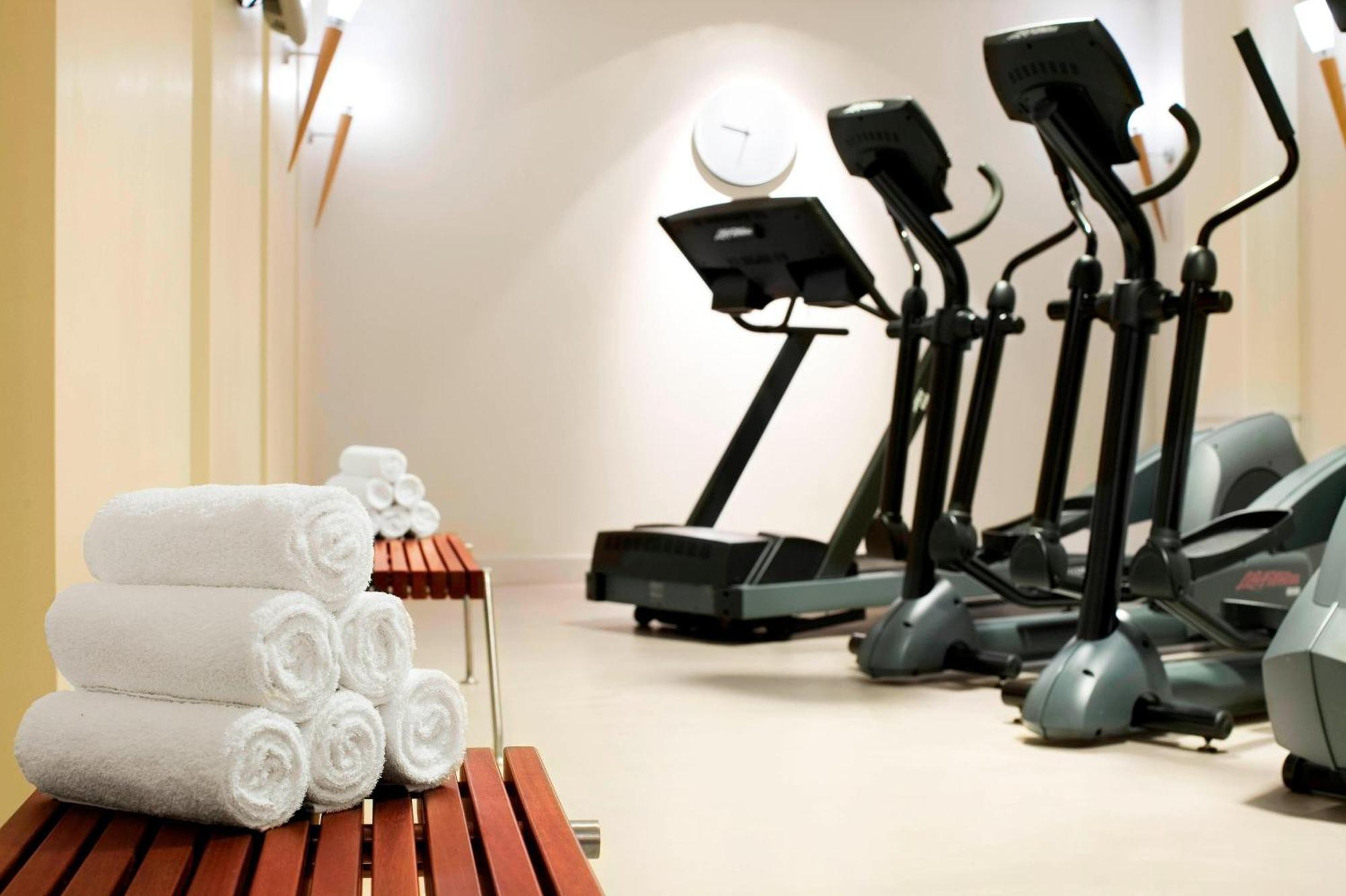 เลอ เมริเดียน ฮัมบวร์ค Hotel ฮัมบูร์ก ภายนอก รูปภาพ Elliptical cross trainer